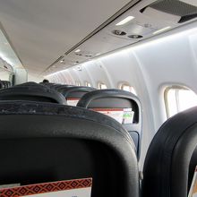 シートの上部にポケットがあるので、その分足元が広く使えます