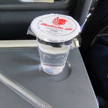 離陸後すぐに飲料水が配られました