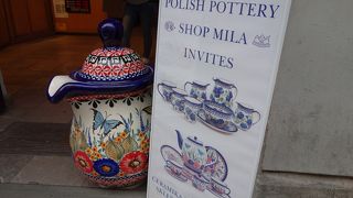 クラクフ旧市街のちょっと目立たない場所にあるお店ですが、ポーランド食器がぎっしり。かなり充実の品ぞろえです