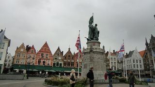 周りを囲む建物が魅力的です。