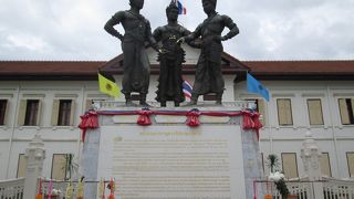 王の３人像が立っている広場