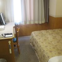 お部屋はやや手狭