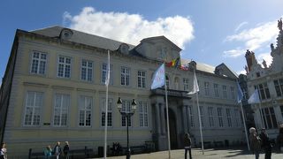 ブルグ広場の中では一番近代的な建物