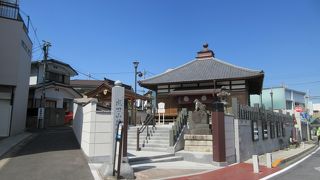 参道の途中にある