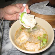 レンゲからはみでている、大きなワンタン。