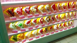 竹下通りの明治通り側入口にある生地タプタプ系クレープ屋さん♡