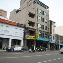 七軒三路と大公路交差点近くのビル1Ｆ。黄色の看板が目印。