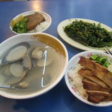 右下は焼肉飯、左上は魯肉飯でどちらも小サイズで同じ大きさ。