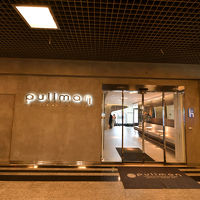 駅ビル内からのホテル入口．