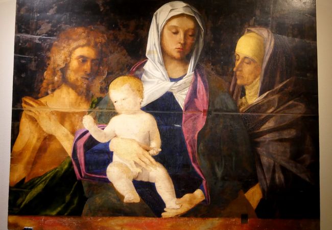 すばらしい美術館　さすがラファエロが生まれた町の国立美術館だ