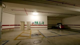 駐車場は地下に巨大なのがある．ロータリーを越えてきたところ