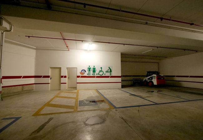 駐車場は地下に巨大なのがある．ロータリーを越えてきたところ