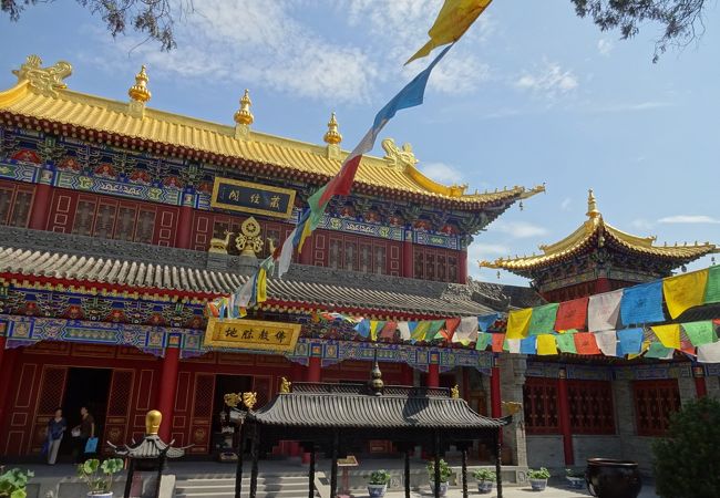 屋根が金色のお寺