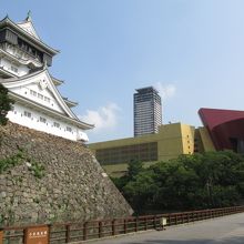 小倉城の横にあります