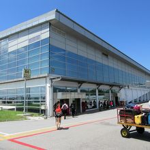 沖止めのマリンドエア機から、徒歩でターミナルビルへ向かいます