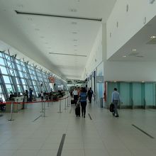 まだ新しさを感じられるターミナルビルは、とてもシンプルな造り