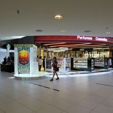 国際空港らしく高級化粧品も売られています