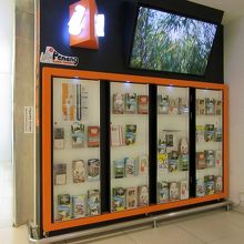 ターンテーブルから荷物が出て来る間に、ペナンの地図をピックア