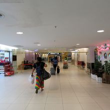 荷物を受取り、そのまま歩いて行くと…