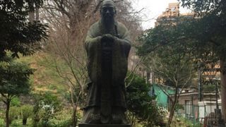 湯島聖堂の孔子像