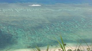 高台から望む宮古ブルーの海と珊瑚礁が美しい！