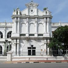 さすが1896年の建物、経年劣化が著しいですが立派な建物です