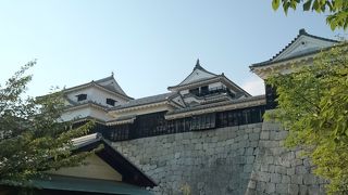 高台にあります