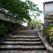 廊下門をくぐったところにある石段