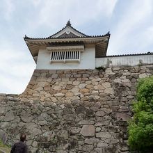 不明門を横から見たところ