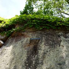 石垣に埋め込まれた銅板