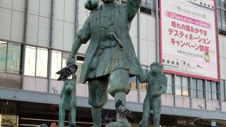 お供のキジは肩に止まり、関係ないハトは頭に止まる