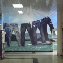 児島駅構内は巨大なジーンズが飾ってあった