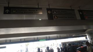 ターミナル７でシャトル・バンをずっと待ちました。