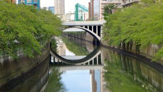 綺麗なアーチ型の橋です