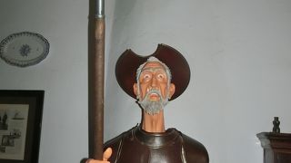 ドンキホーテの大きな像や土産屋さん、博物館がありました。