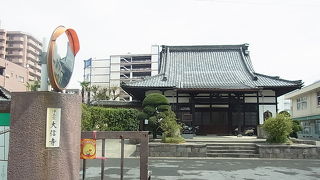 徳川忠長の墓石があります。