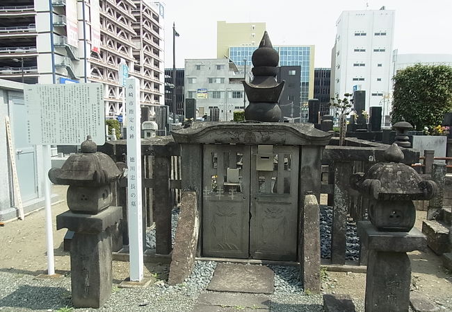 大信寺に墓石はあります。