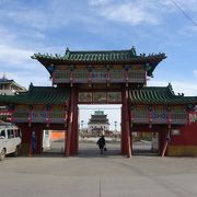 チベット仏教のお寺で朝のお勤め 