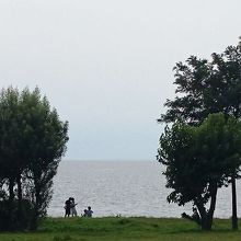 琵琶湖畔で釣をする家族