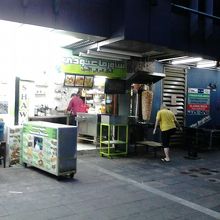 ケバブ屋さんが、朝から生肉を積んでタワーにしてました