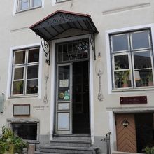 見落としてしまうような狭い間口のお店です。