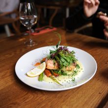 こちらはサーモンです。盛りつけがとてもきれいです。