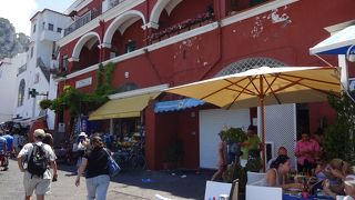 まさに高級リゾートの目抜き通り