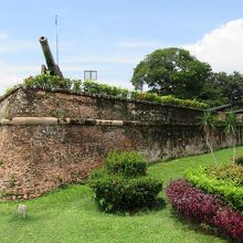 大砲を備えた突端部分があるのは、初期型近代城郭の典型です