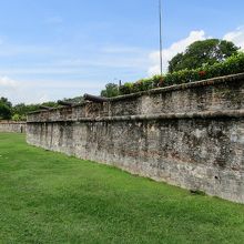 マラッカ海峡に睨みを利かせる砲列を目にしながら…