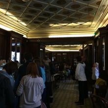 レジに並んで待ちます。