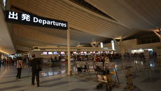 お店は夜中まで開いてます