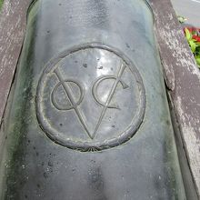 砲身にはオランダ東インド会社を示すVOCの文字