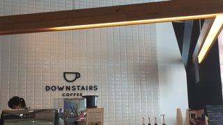 メルセデスベンツ、ショールーム内にあるカフェ