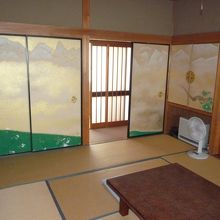 ゆったりとした8畳の間